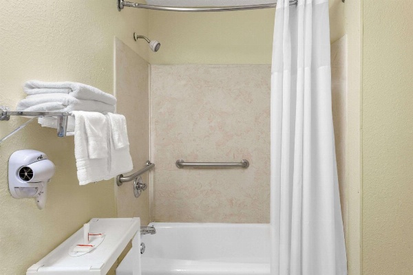 Days Inn by Wyndham Columbia NE Fort Jackson image 4