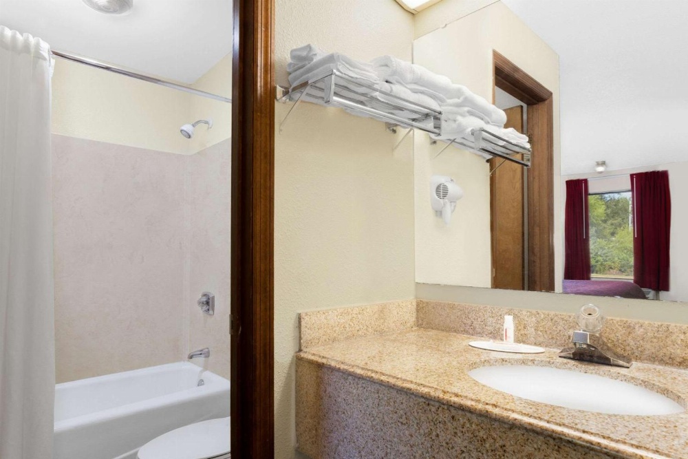 Days Inn by Wyndham Columbia NE Fort Jackson